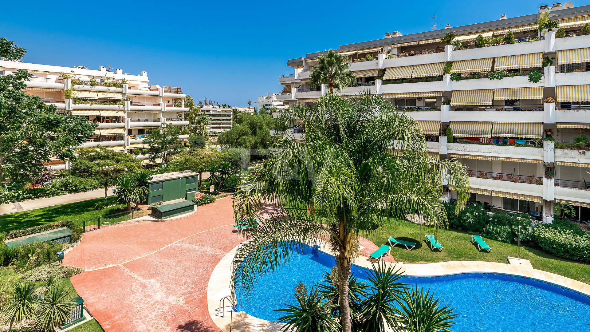 Ático duplex en Guadalmina en primera línea de golf con vistas a La Concha