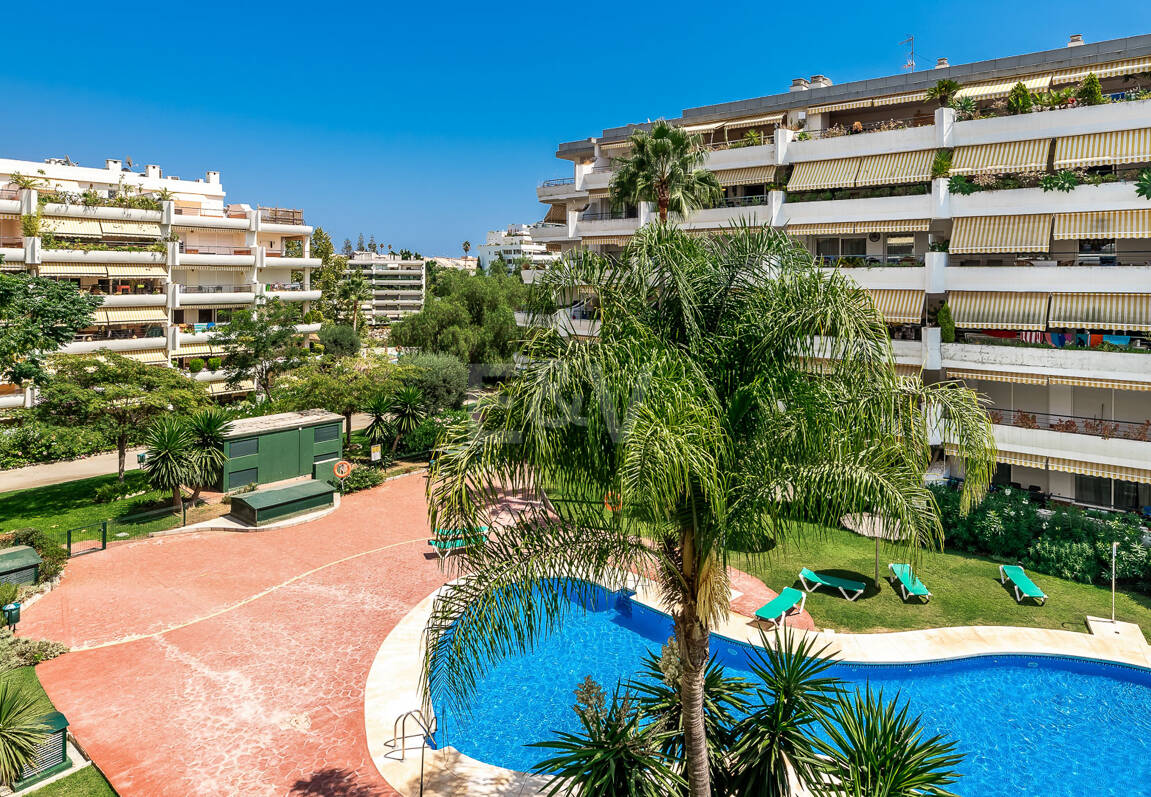 Ático duplex en Guadalmina en primera línea de golf con vistas a La Concha