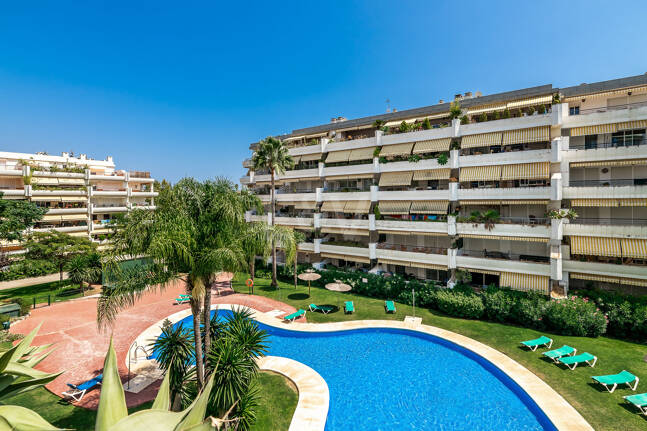 Ático duplex en Guadalmina en primera línea de golf con vistas a La Concha