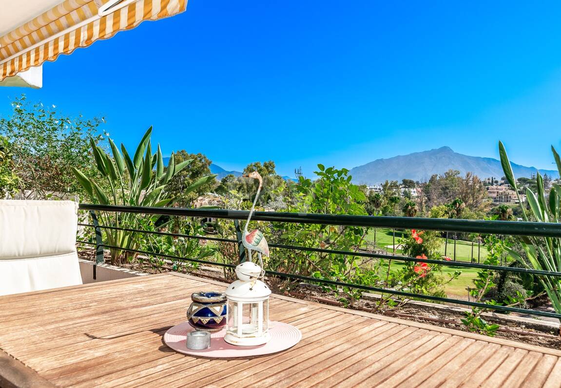 Ático duplex en Guadalmina en primera línea de golf con vistas a La Concha