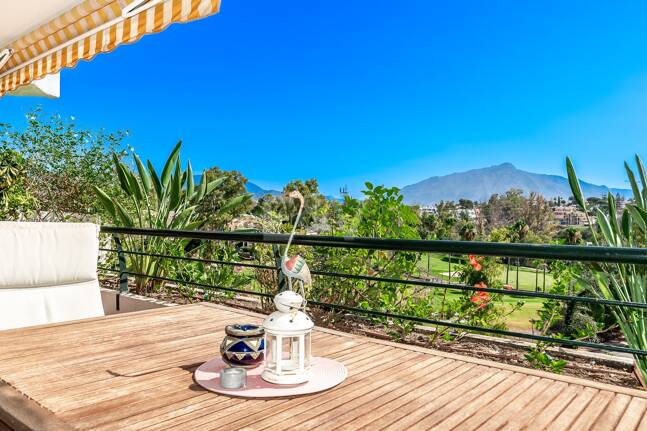 Ático duplex en Guadalmina en primera línea de golf con vistas a La Concha