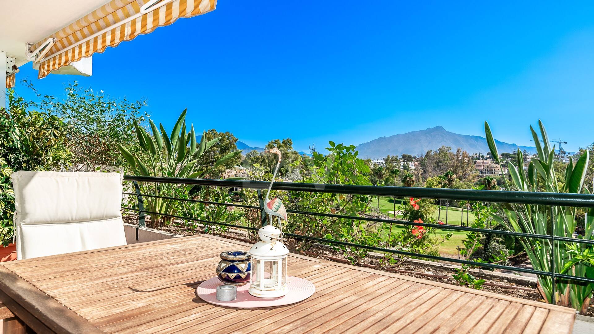 Ático duplex en Guadalmina en primera línea de golf con vistas a La Concha