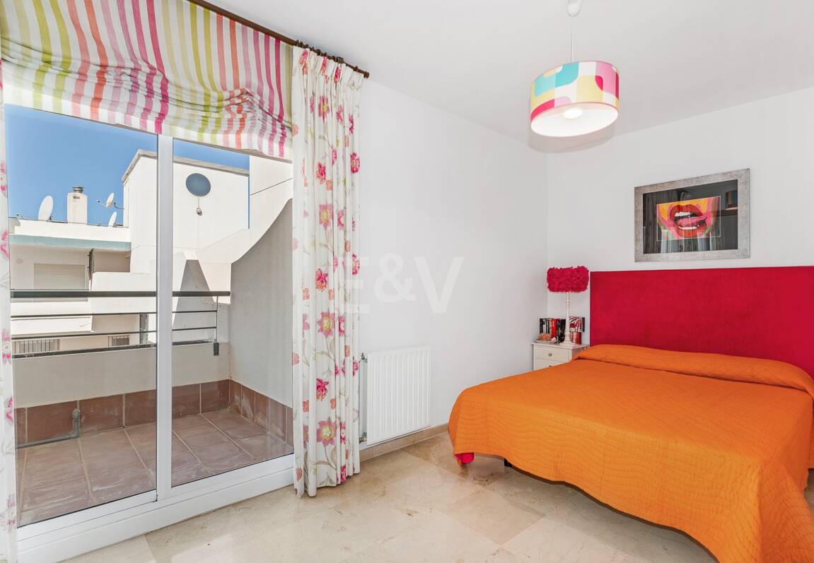 Ático duplex en Guadalmina en primera línea de golf con vistas a La Concha