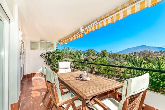 Ático duplex en Guadalmina en primera línea de golf con vistas a La Concha