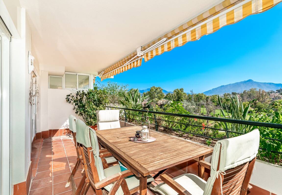 Ático duplex en Guadalmina en primera línea de golf con vistas a La Concha