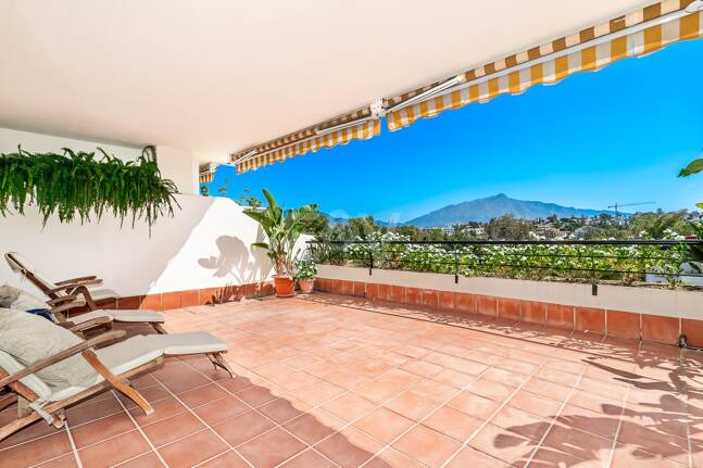 Ático duplex en Guadalmina en primera línea de golf con vistas a La Concha