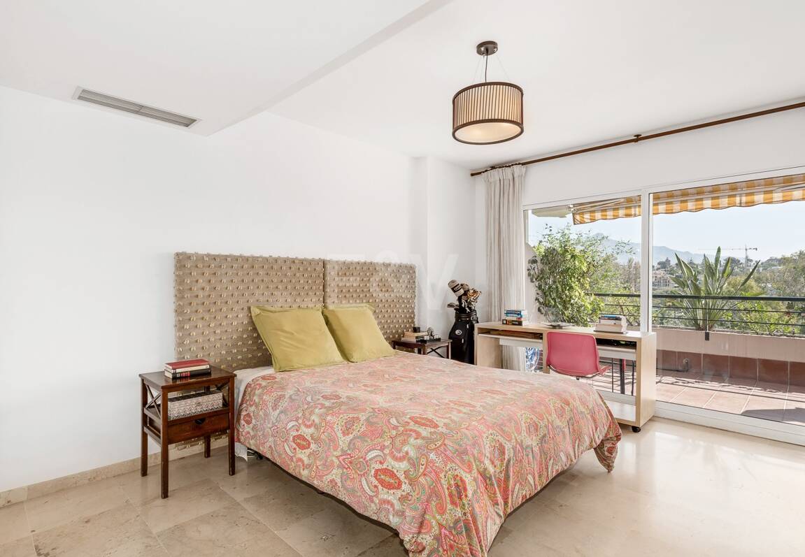 Ático duplex en Guadalmina en primera línea de golf con vistas a La Concha