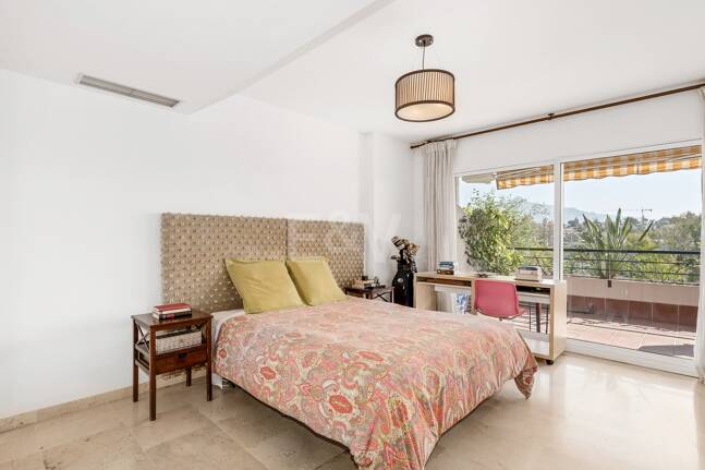 Ático duplex en Guadalmina en primera línea de golf con vistas a La Concha