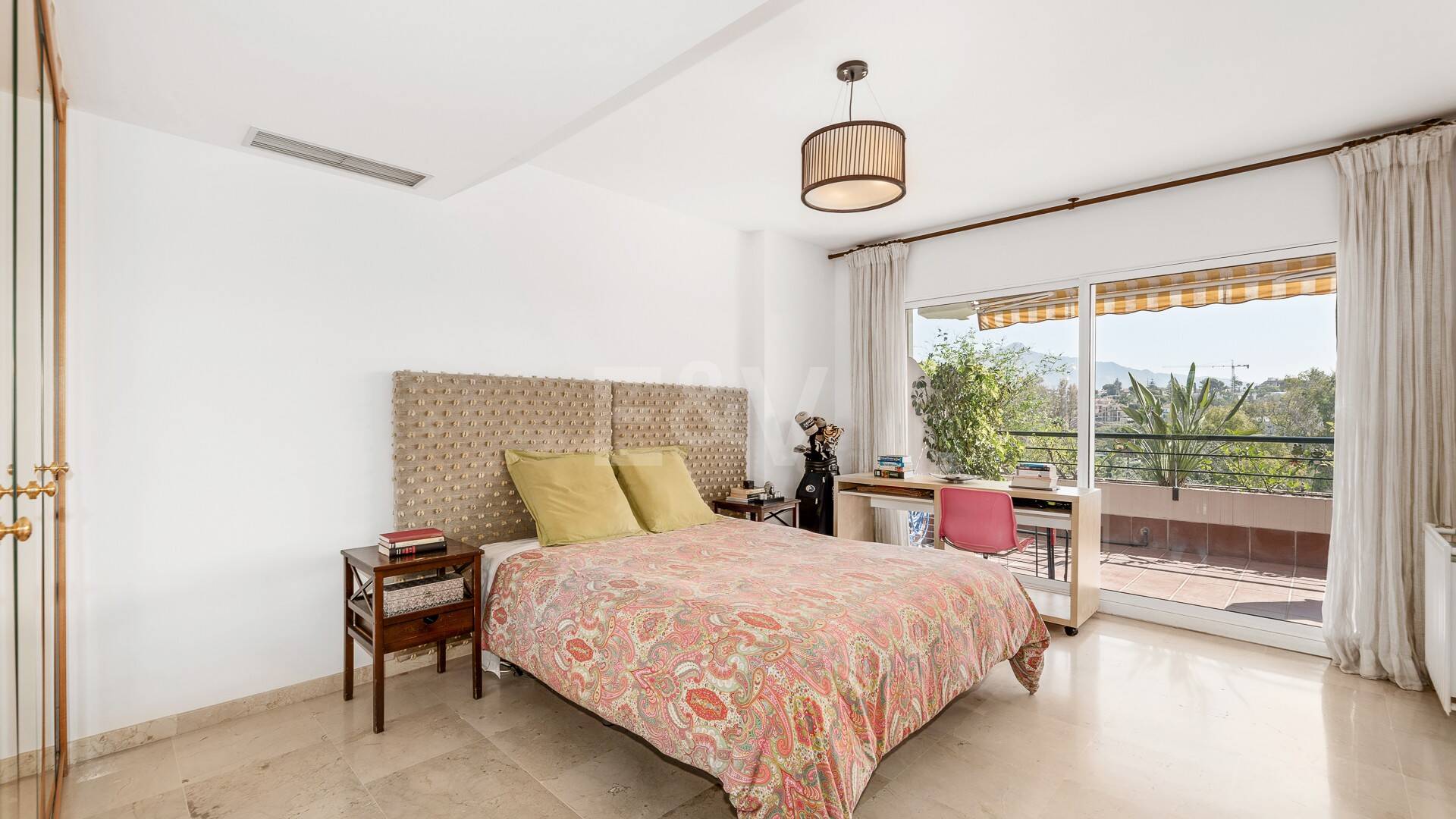 Ático duplex en Guadalmina en primera línea de golf con vistas a La Concha