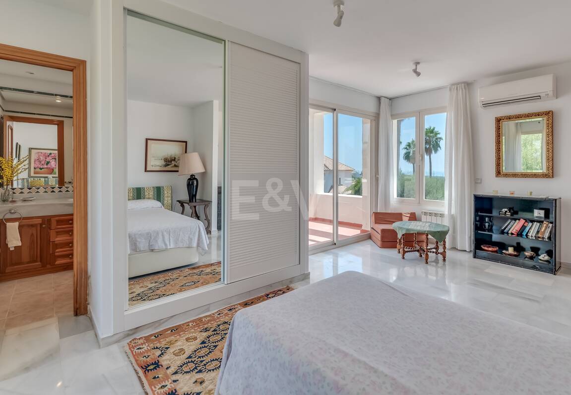 Villa classique à La Alquería avec vue spectaculaire sur la mer et le golf