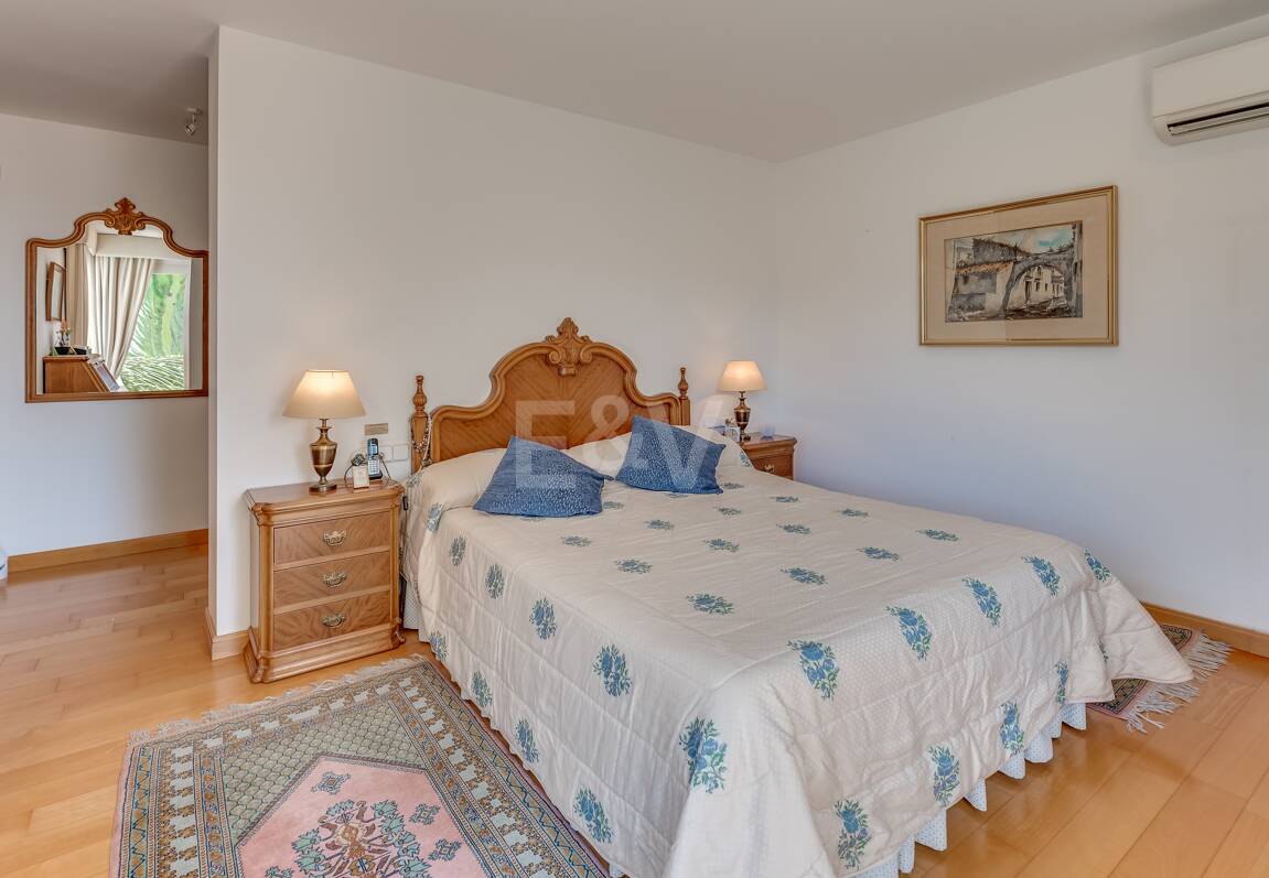 Villa classique à La Alquería avec vue spectaculaire sur la mer et le golf