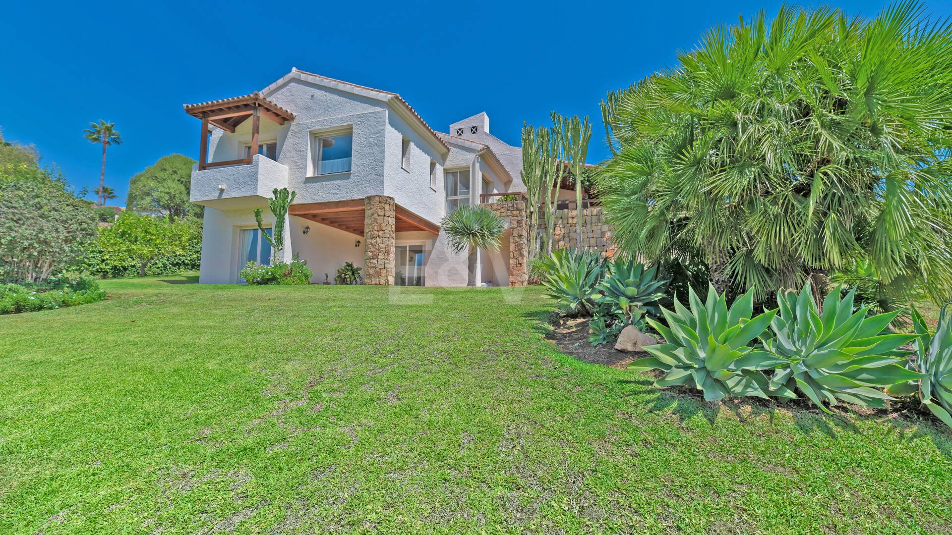 First Line Golf Villa in La Alquería with Spectacular Golf and Sea Views