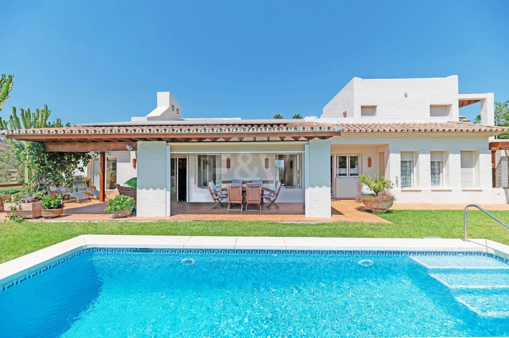 First Line Golf Villa in La Alquería with Spectacular Golf and Sea Views