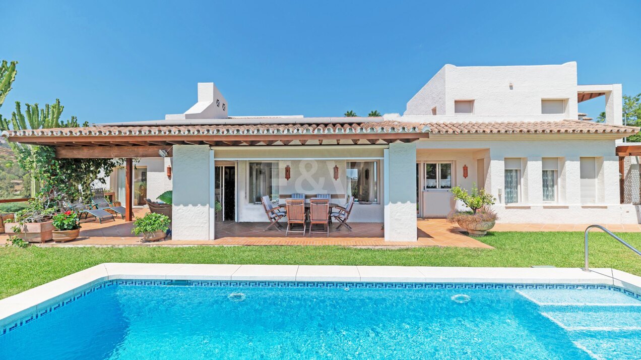 Klassische Villa in La Alquería mit spektakulärem Golf- und Meerblick