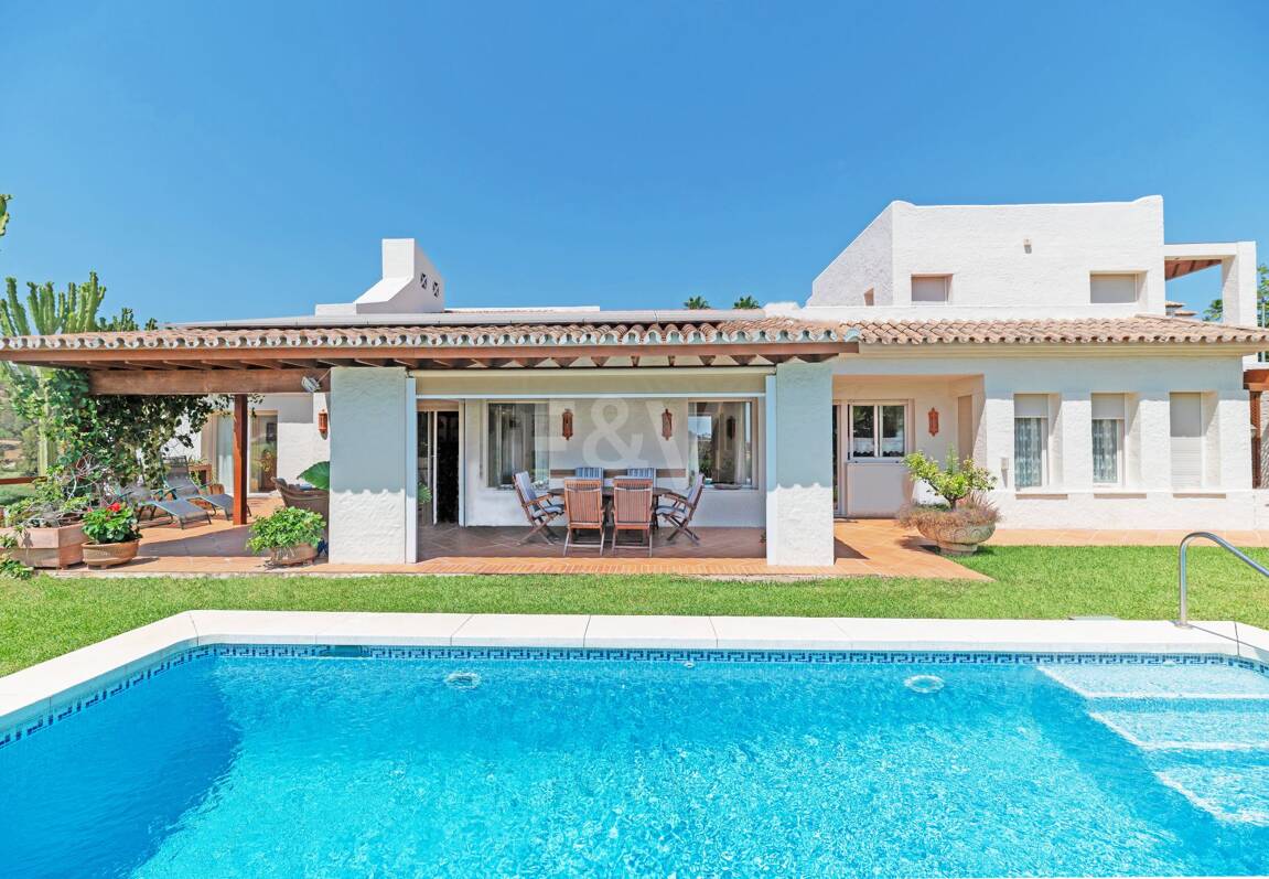 Villa classique à La Alquería avec vue spectaculaire sur la mer et le golf