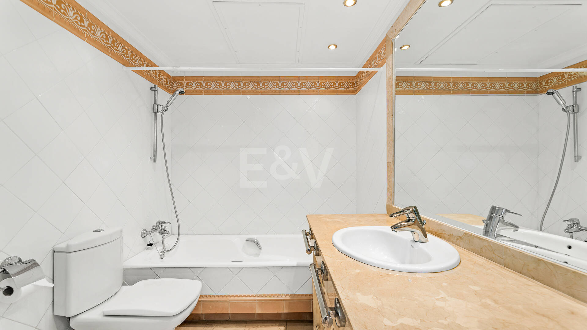 Apartamento Frente al Mar en Elviria con Vistas Impresionantes