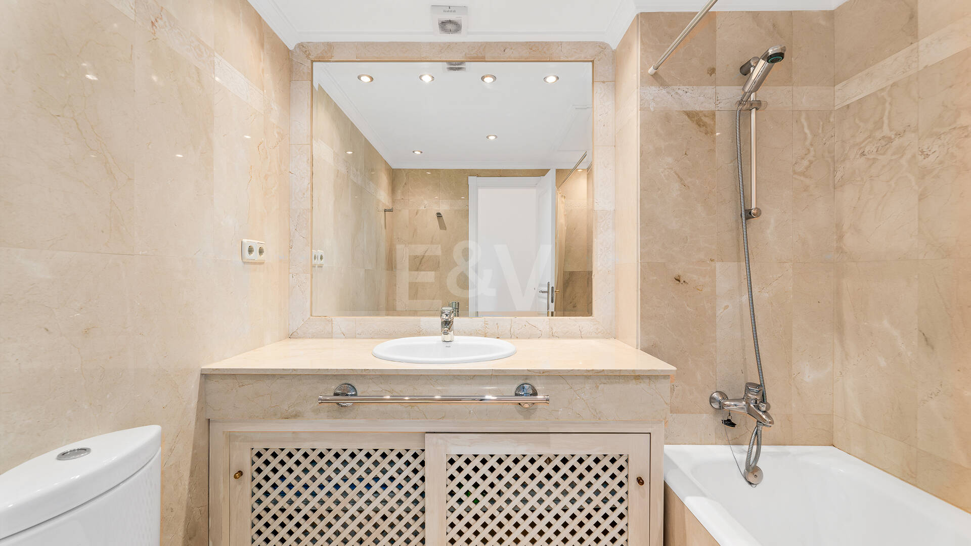 Apartamento Frente al Mar en Elviria con Vistas Impresionantes