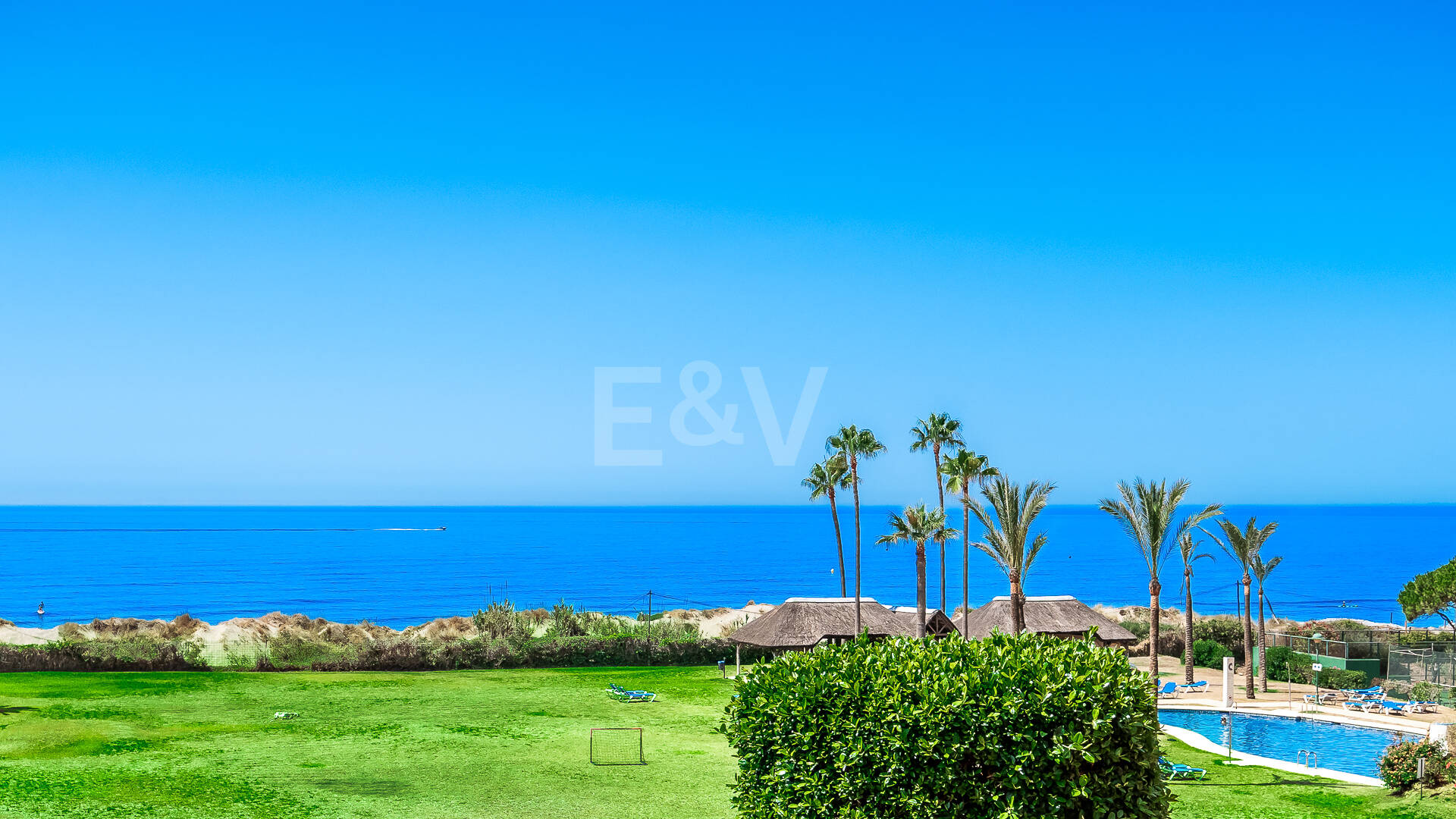 Apartamento Frente al Mar en Elviria con Vistas Impresionantes