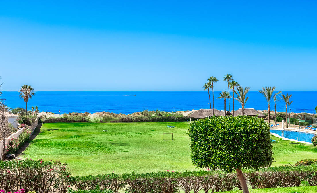 Apartamento Frente al Mar en Elviria con Vistas Impresionantes