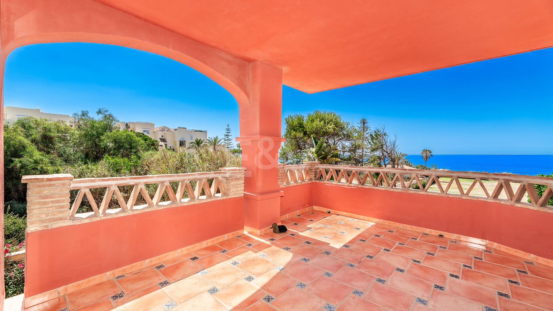 Apartamento Frente al Mar en Elviria con Vistas Impresionantes