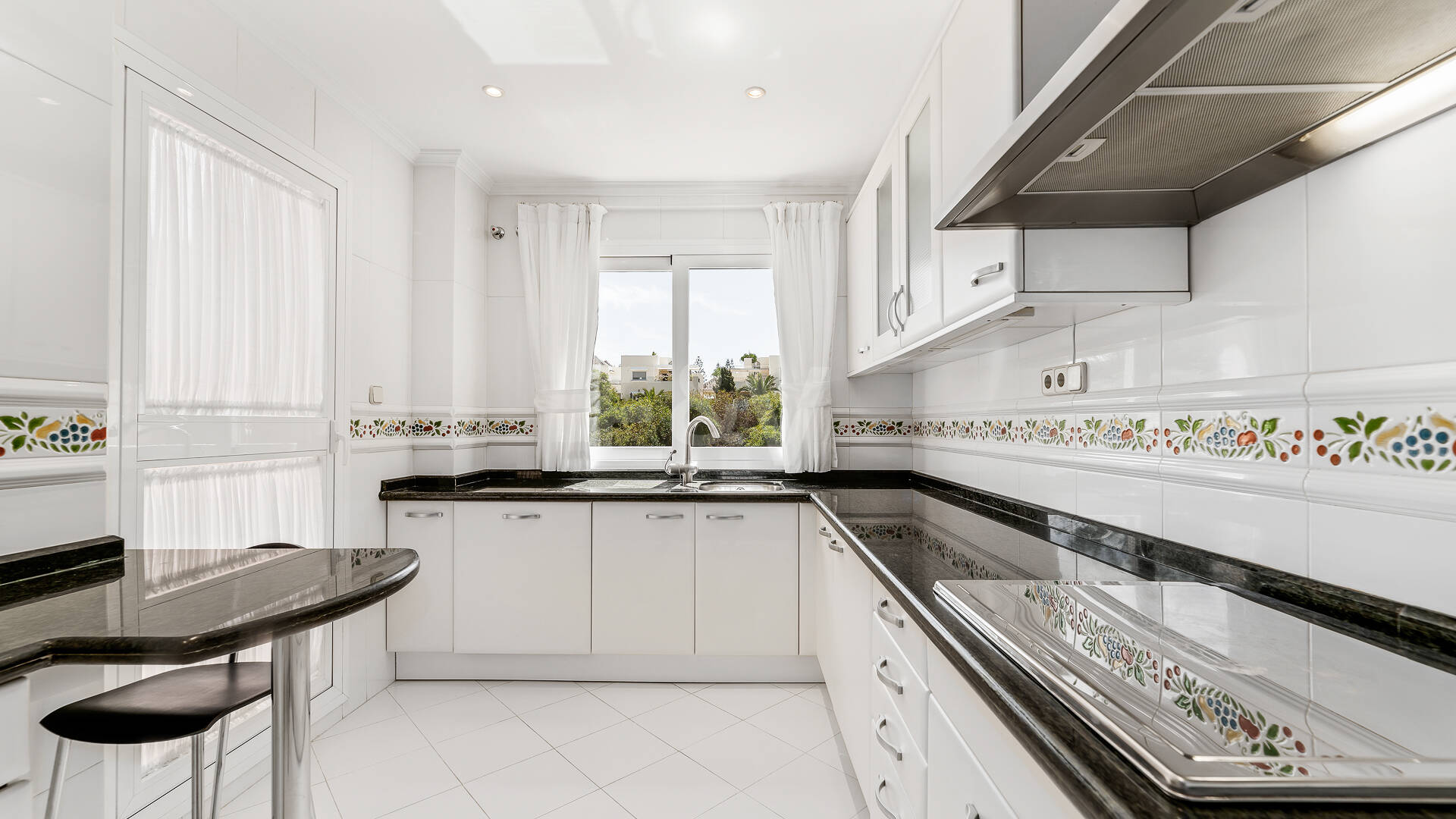 Apartamento Frente al Mar en Elviria con Vistas Impresionantes