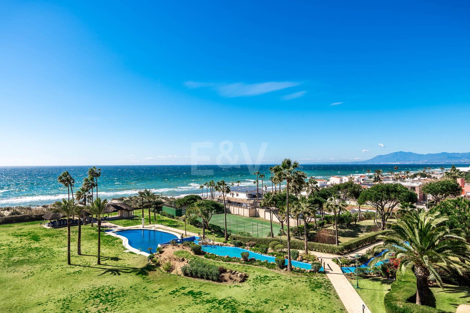 Apartamento Frente al Mar en Elviria con Vistas Impresionantes