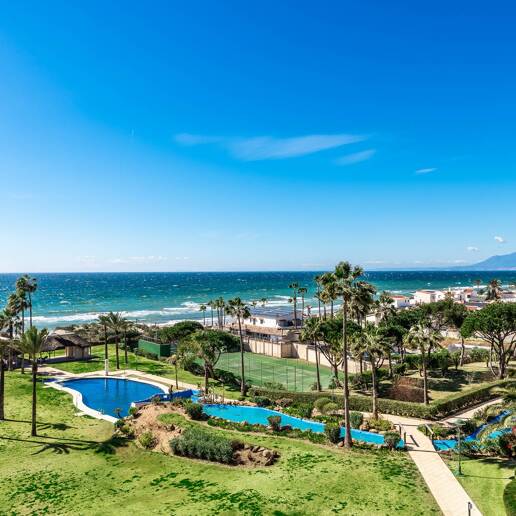 Apartamento Frente al Mar en Elviria con Vistas Impresionantes