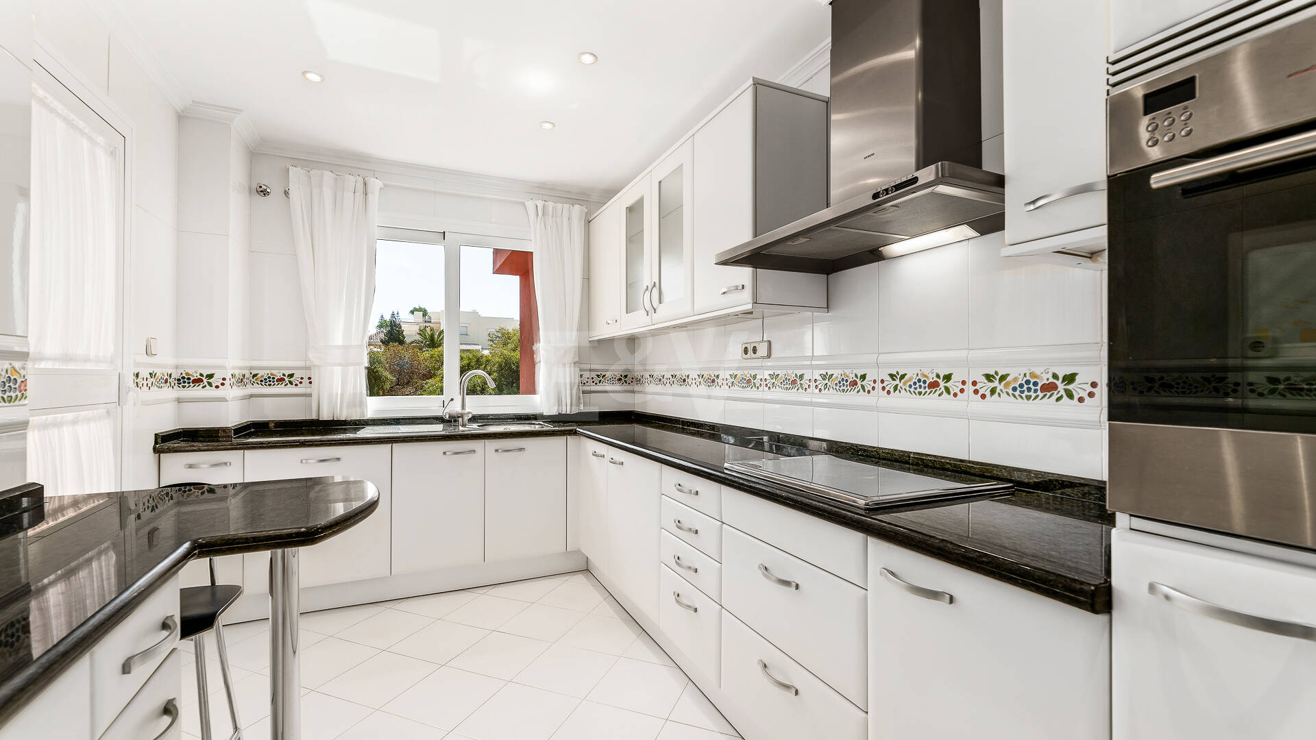 Apartamento Frente al Mar en Elviria con Vistas Impresionantes