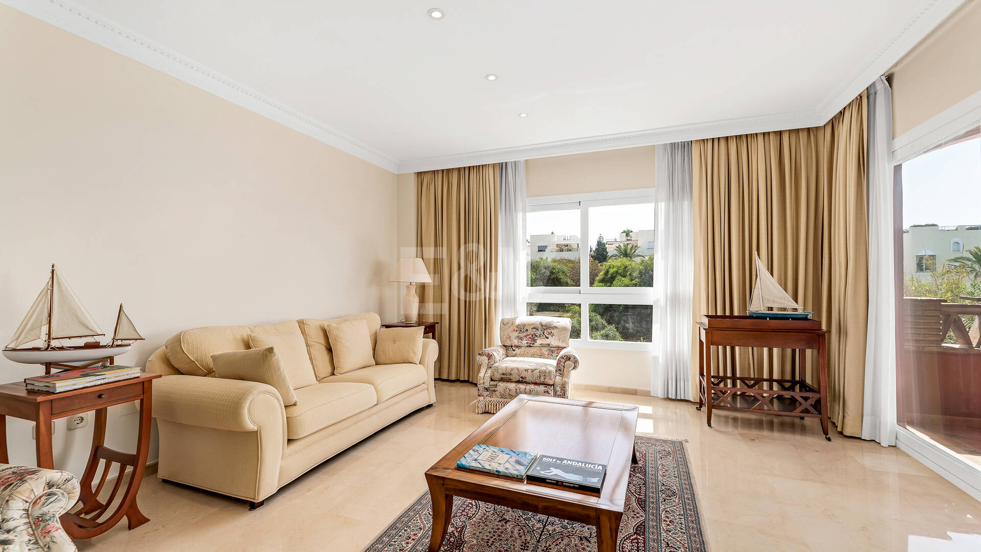 Apartamento Frente al Mar en Elviria con Vistas Impresionantes