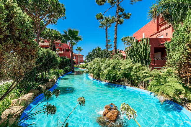 Apartamento Frente al Mar en Elviria con Vistas Impresionantes