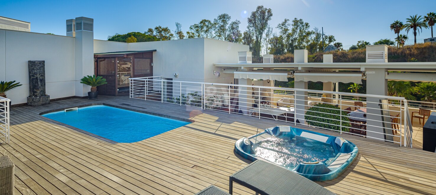 Ático dúplex en Nueva Andalucía con piscina en azotea y vistas panoramicas increibles