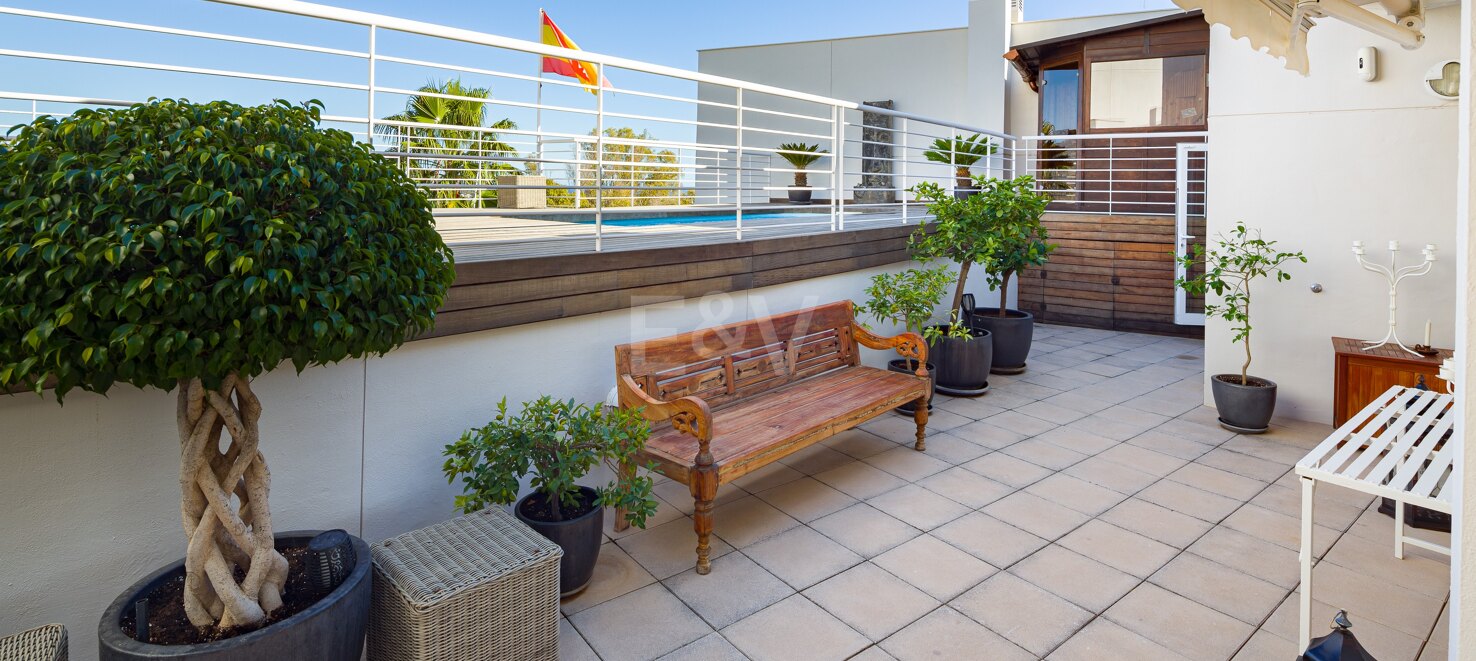 Ático dúplex en Nueva Andalucía con piscina en azotea y vistas panoramicas increibles