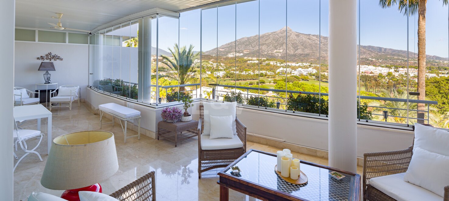 Ático dúplex en Nueva Andalucía con piscina en azotea y vistas panoramicas increibles