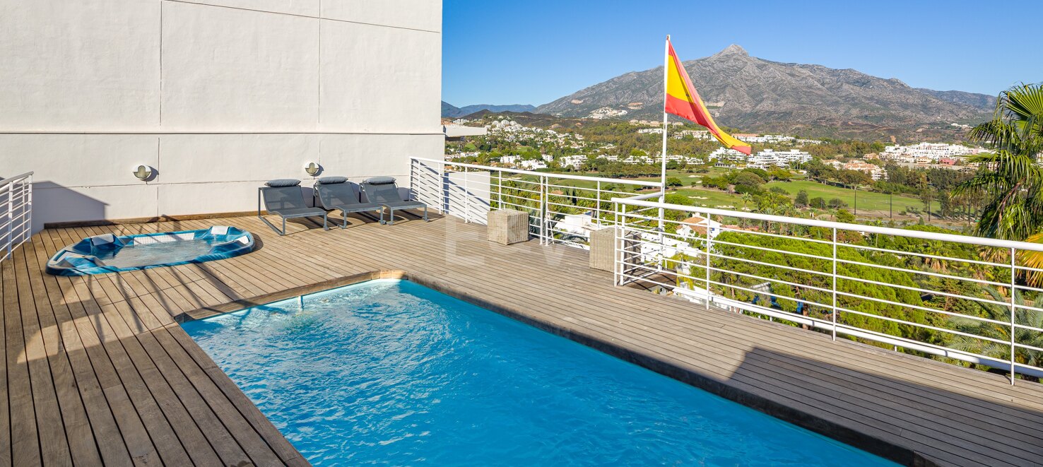 Ático dúplex en Nueva Andalucía con piscina en azotea y vistas panoramicas increibles