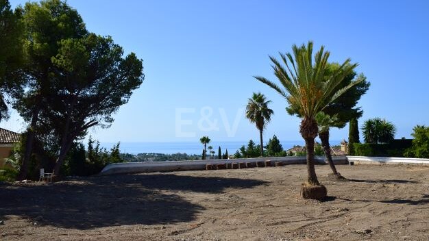 Investitionsmöglichkeit für Grundstück in El Paraiso Alto mit Meer- und Bergblick