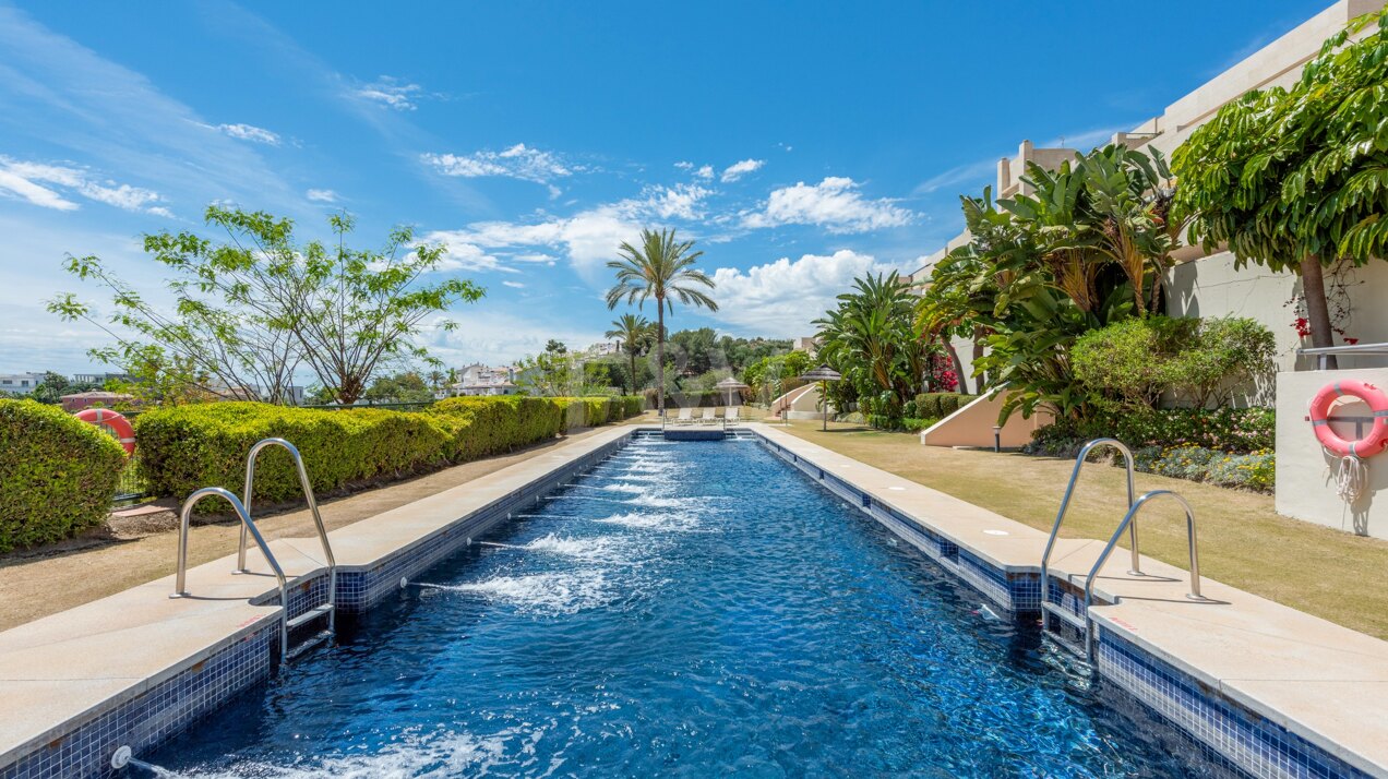 Lujoso ático dúplex en Nueva Andalucía con piscina privada y vistas panorámicas