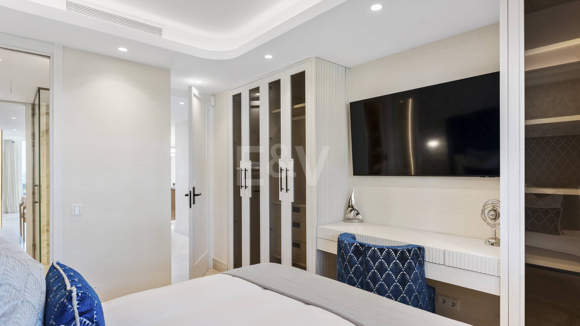 Splendid Frontline Apartment in Puente Romano