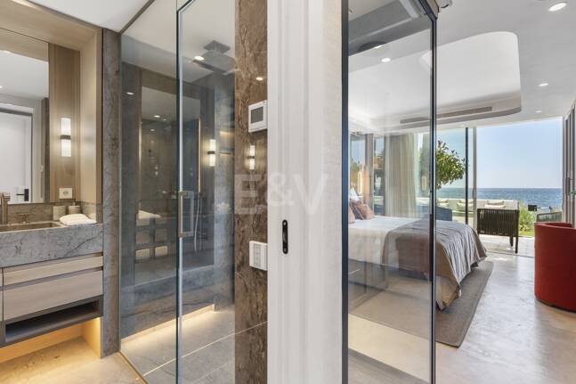 Splendid Frontline Lägenhet i Puente Romano