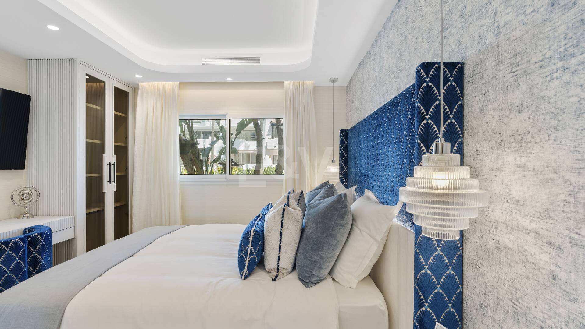 Splendid Frontline Apartment in Puente Romano