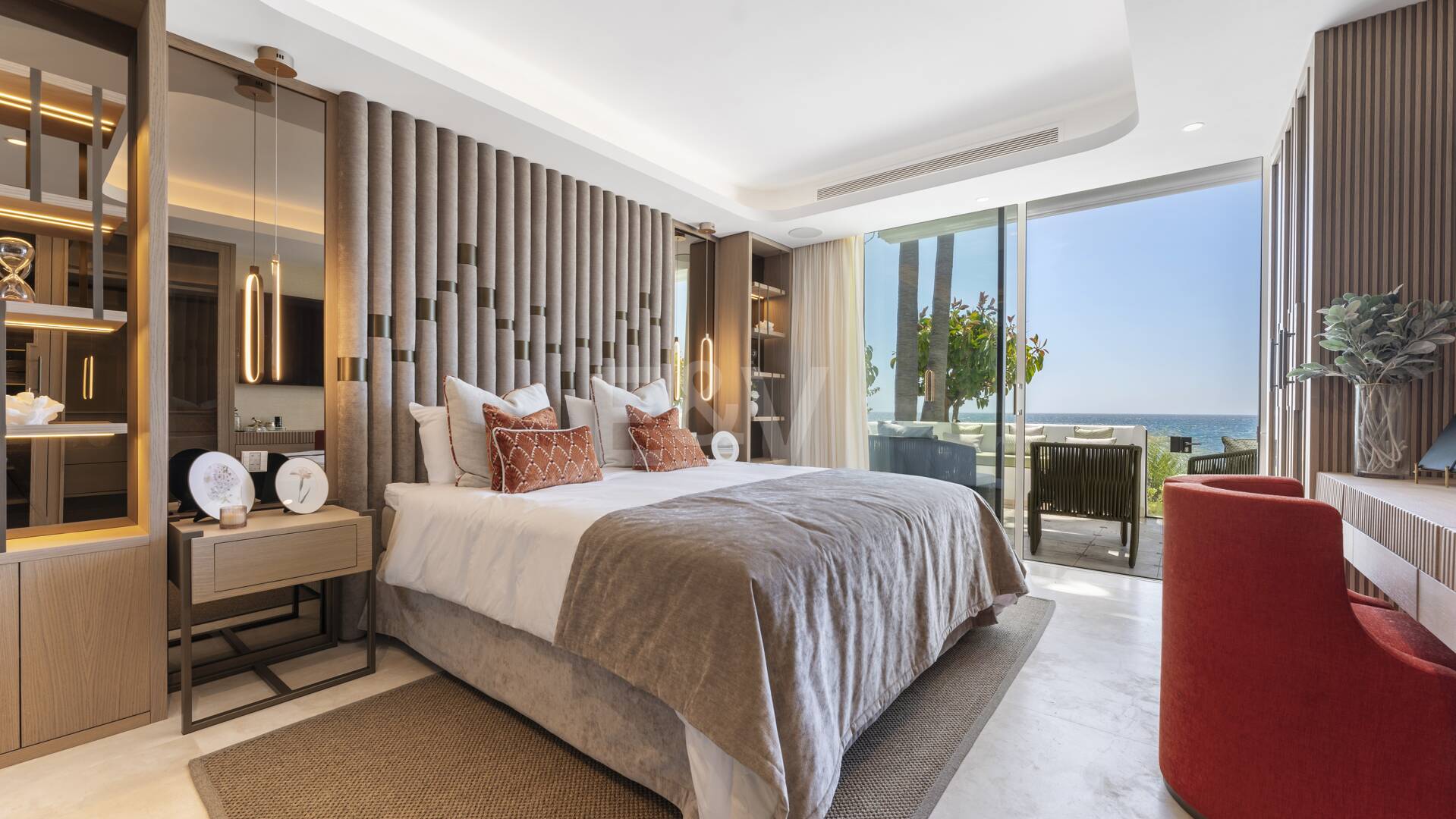 Splendid Frontline Apartment in Puente Romano