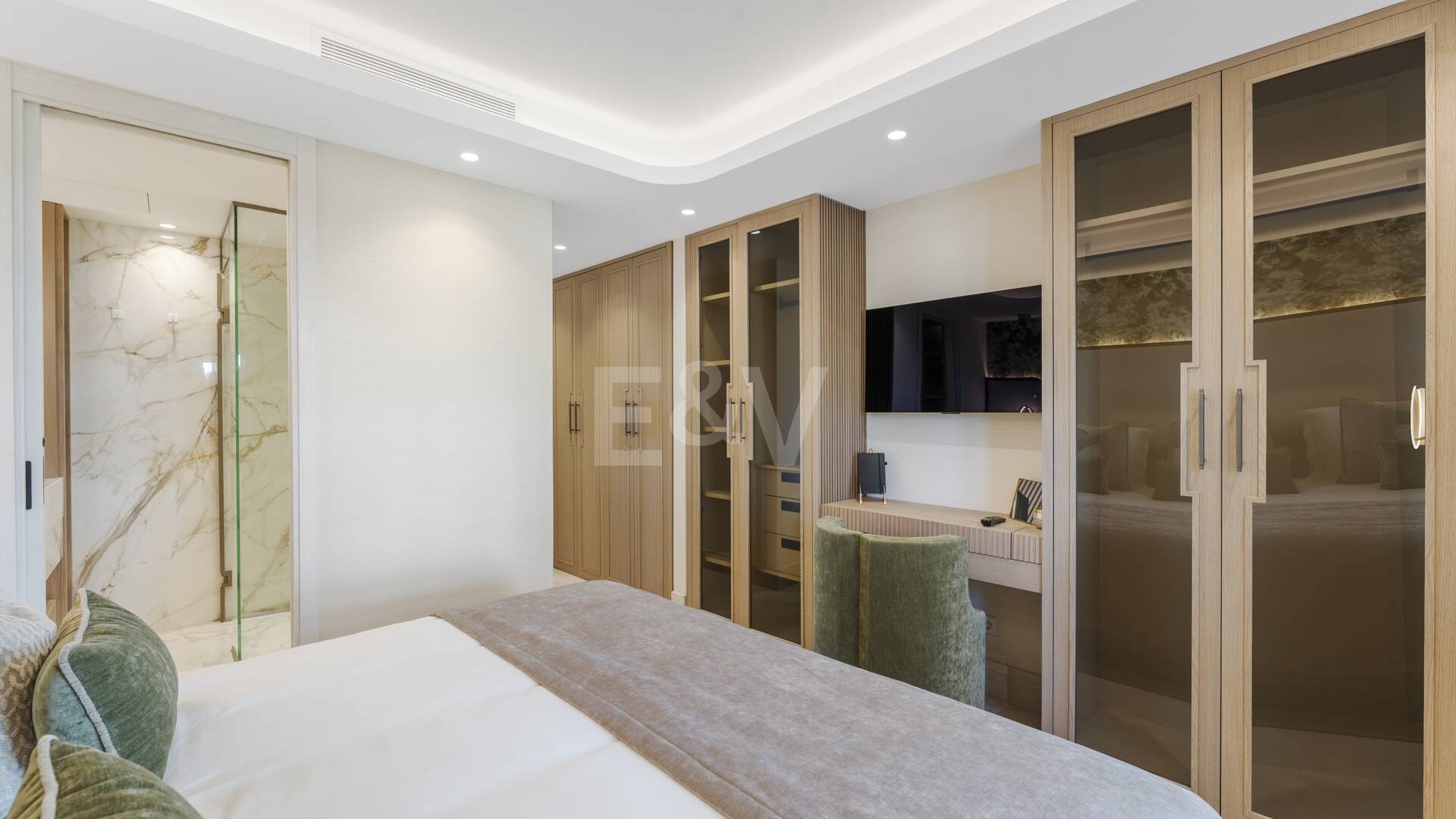 Splendid Frontline Apartment in Puente Romano