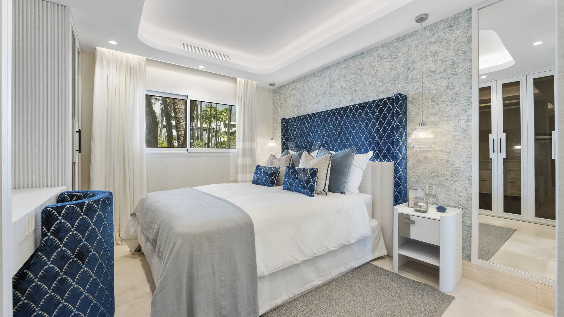 Splendid Frontline Apartment in Puente Romano