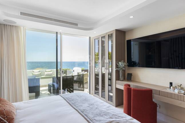 Splendid Frontline Lägenhet i Puente Romano