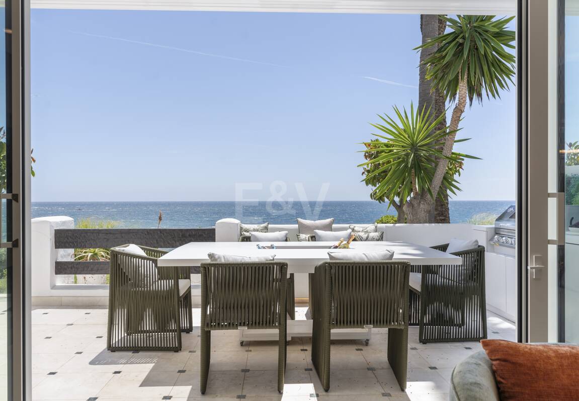 Splendid Frontline Lägenhet i Puente Romano