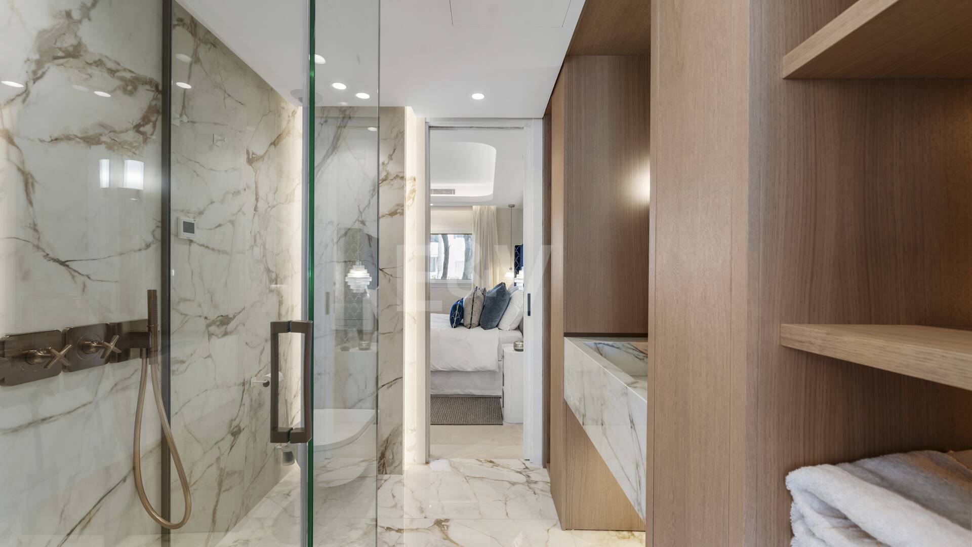 Splendid Frontline Apartment in Puente Romano