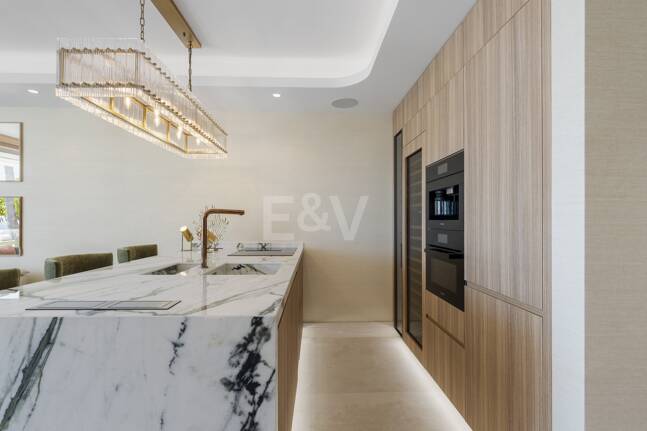 Splendid Frontline Lägenhet i Puente Romano