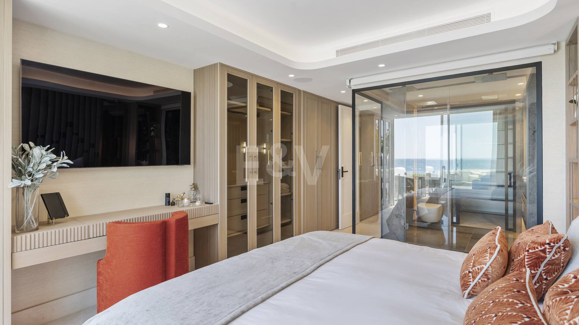 Splendid Frontline Apartment in Puente Romano