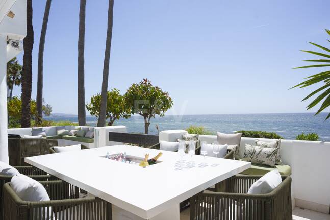 Splendid Frontline Lägenhet i Puente Romano