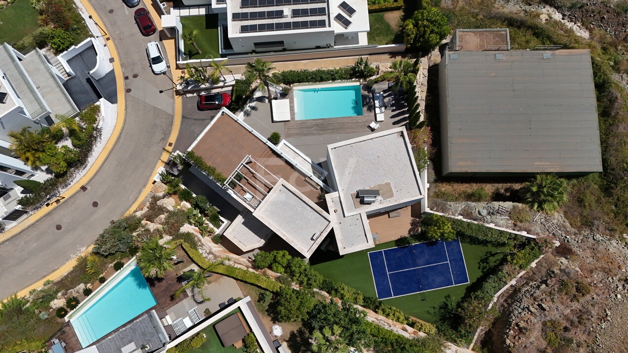 Moderne Villa in einer geschlossenen Wohnanlage in El Paraiso Alto mit Panoramablick auf das Meer