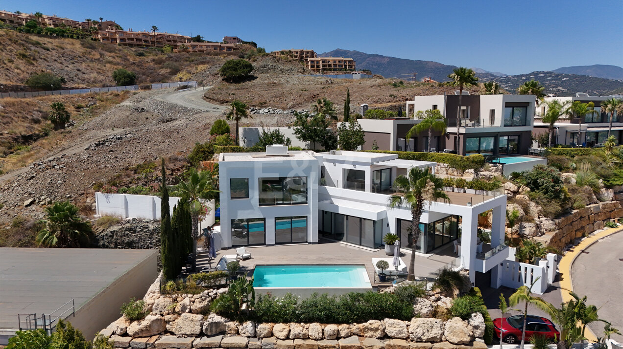 Moderne Villa in einer geschlossenen Wohnanlage in El Paraiso Alto mit Panoramablick auf das Meer